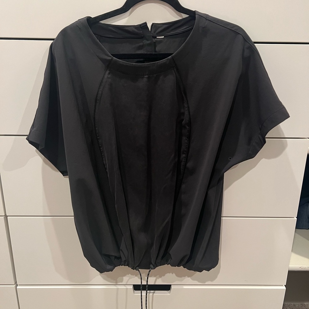 Lululemon cinch at the bottom top. Luxe material.
